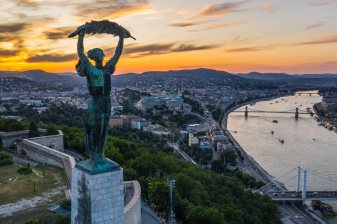 Da intoccabile a sconfitto: un'analisi etico-politica del crollo della fortezza di Orbán