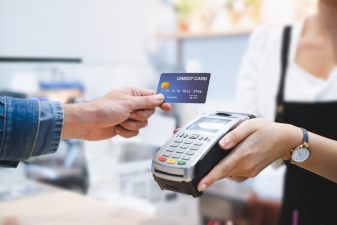 Il bancomat spinge i pagamenti, l'Italia diventa più digitale
